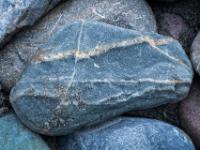 Keuz und Quermaserungen in graublauem Stein